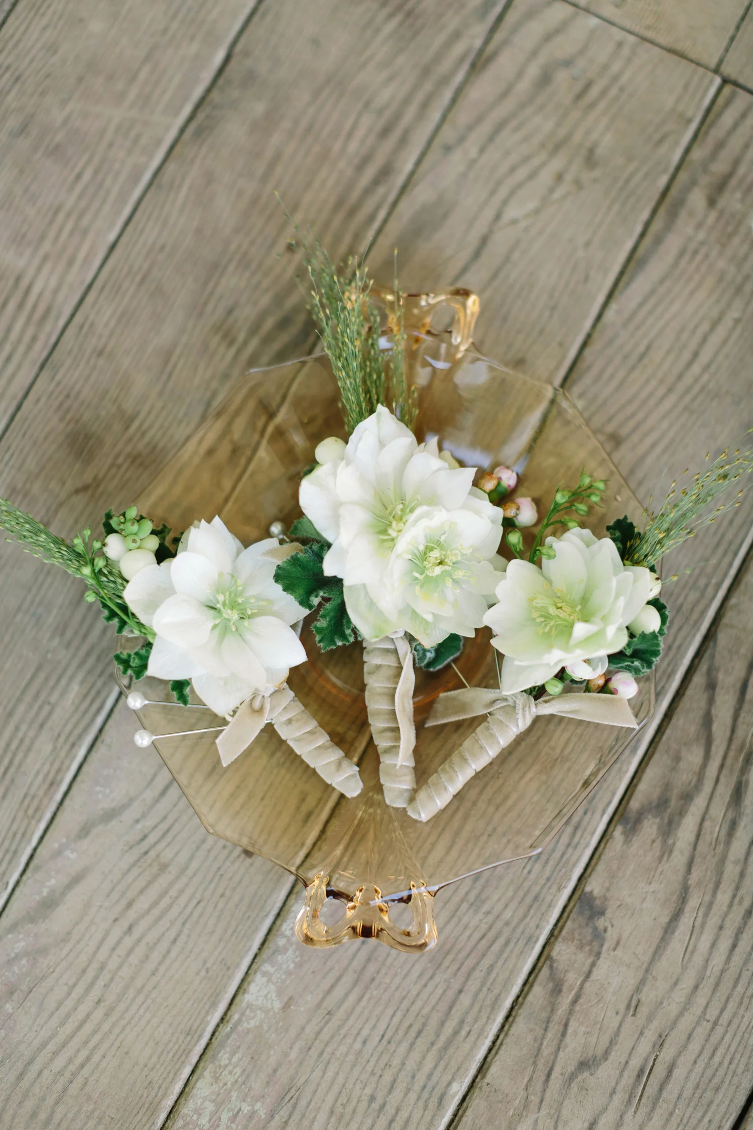 4-simple-white-boutonniere.jpg
