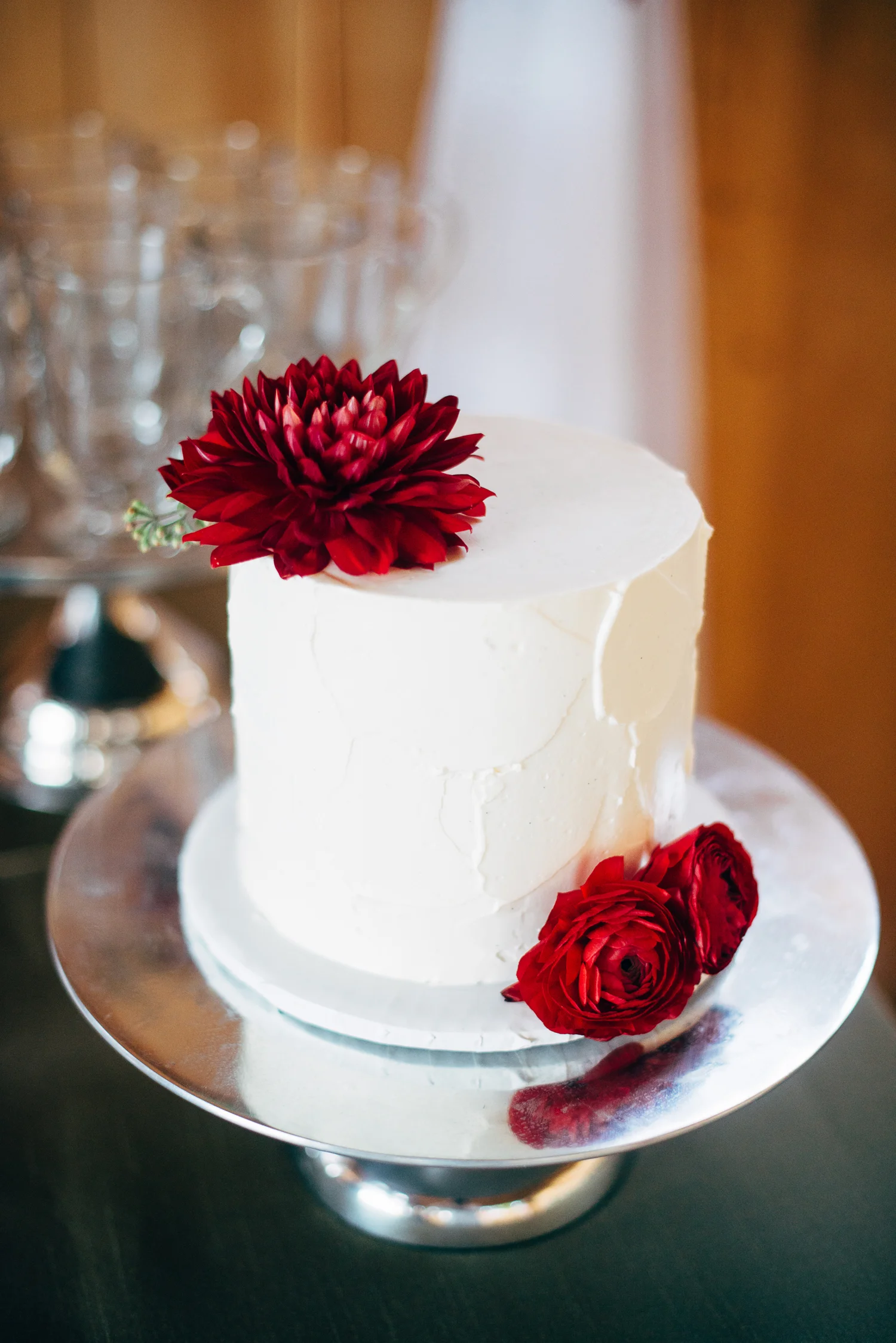 22-simple-wedding-cake-red-flowers.jpg