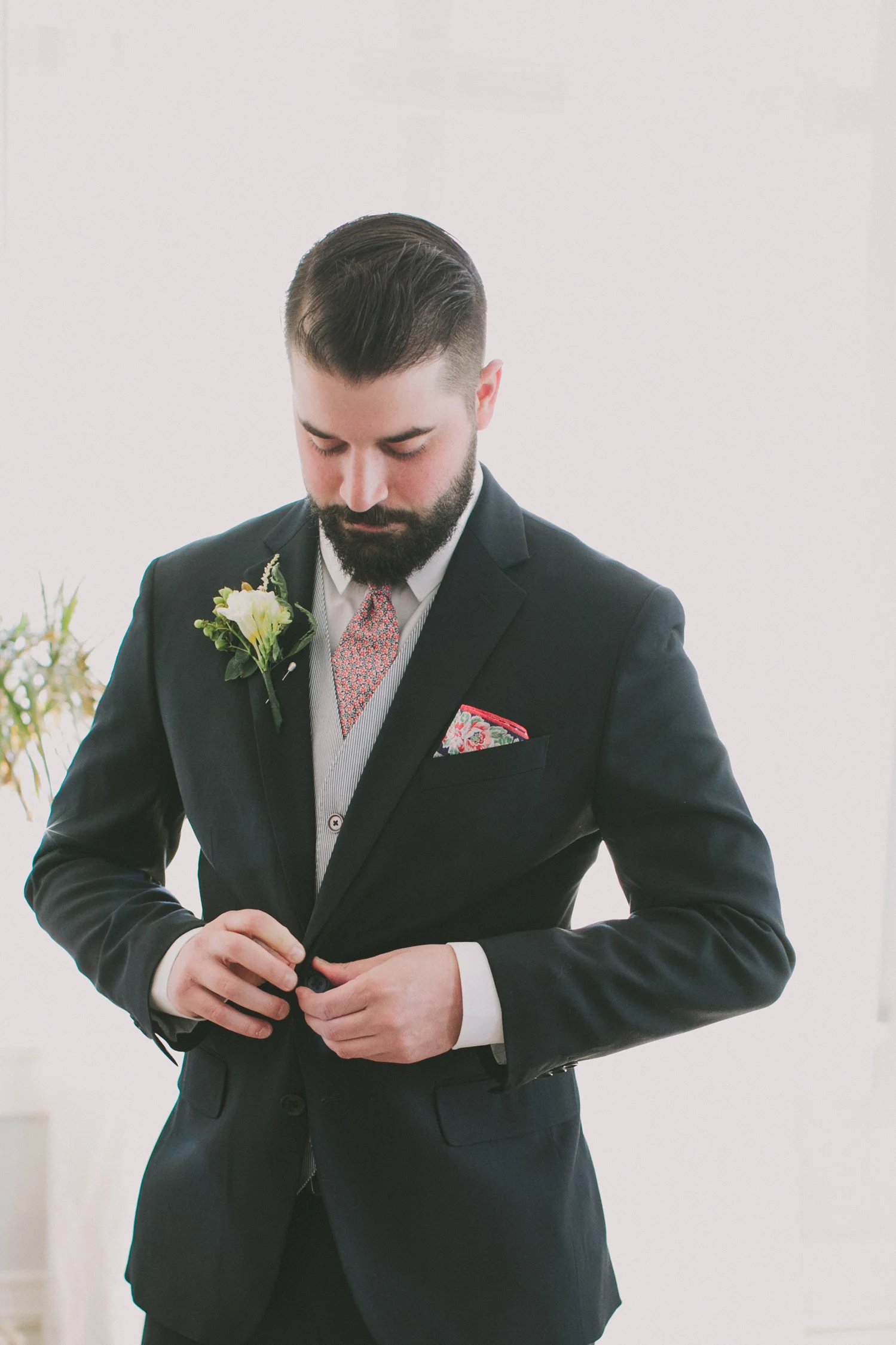 6-groom-colorful-tie.jpg