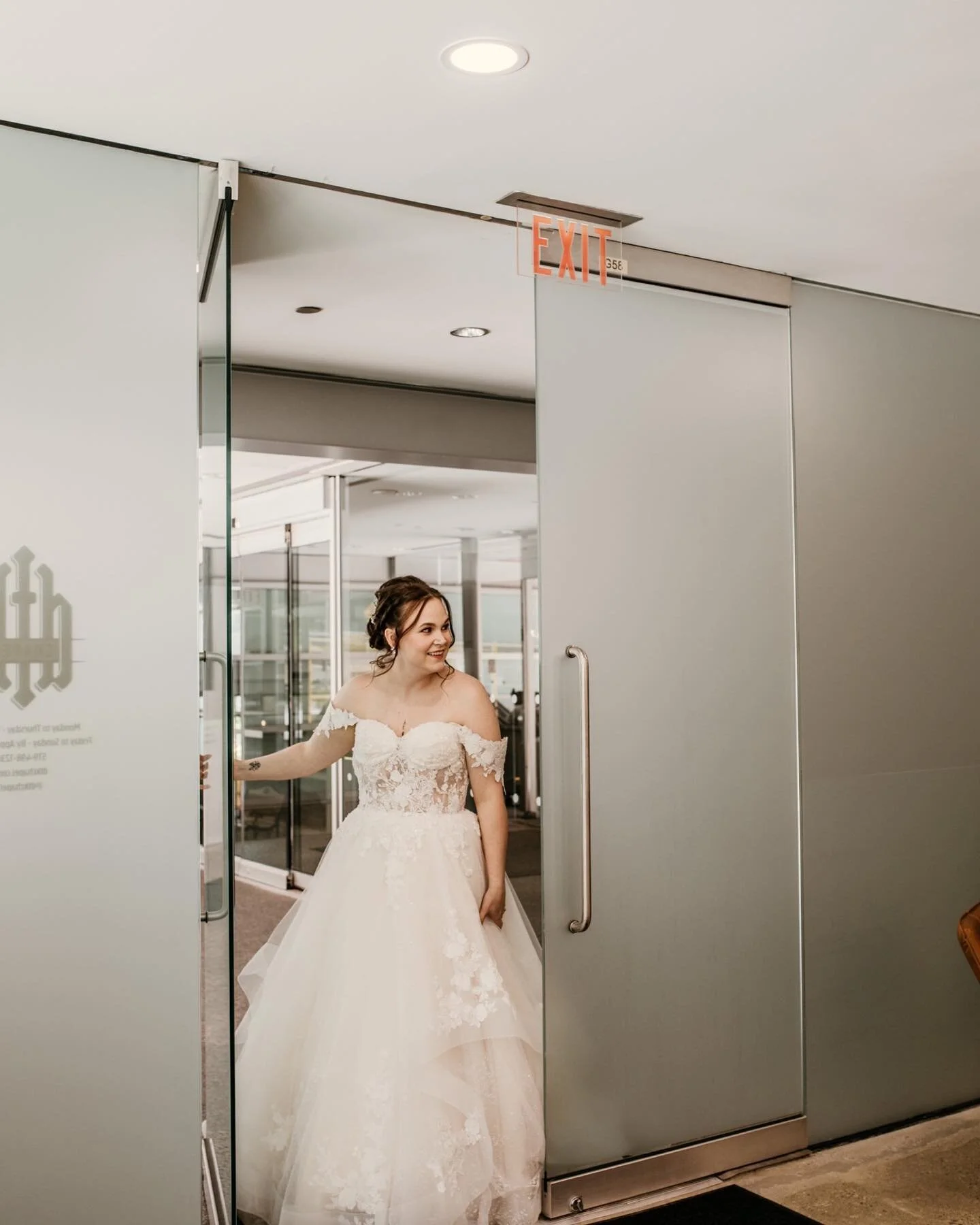 Taking a moment to highlight the vendors that made Tabby and Kyle&rsquo;s wedding day a dream 💖 

Ceremony Venue: @dtkchapel 
Reception Venue: @thecharcoalsteakhouse 
Cake Baker: @bonapatreatbakery Hair and Makeup Artists: @allenechomynhairdesign an