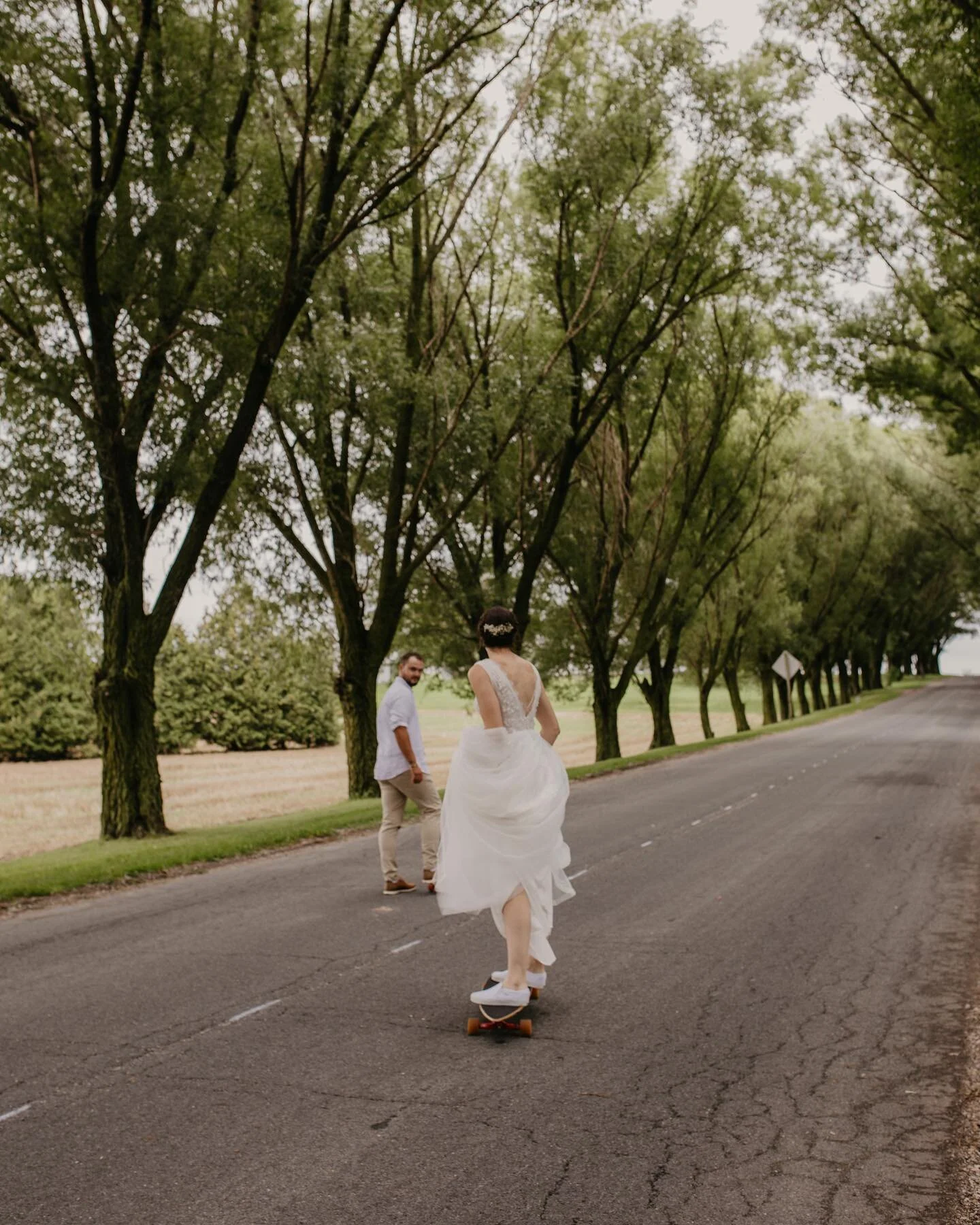 Have we already talked about the cool bride who took her longboard up and down the hill? 🤙 

#stylemepretty 
#caratsandcake
#ruffledblog
#weddingchicks
#loveandwildhearts
#lookslikefilmweddings
