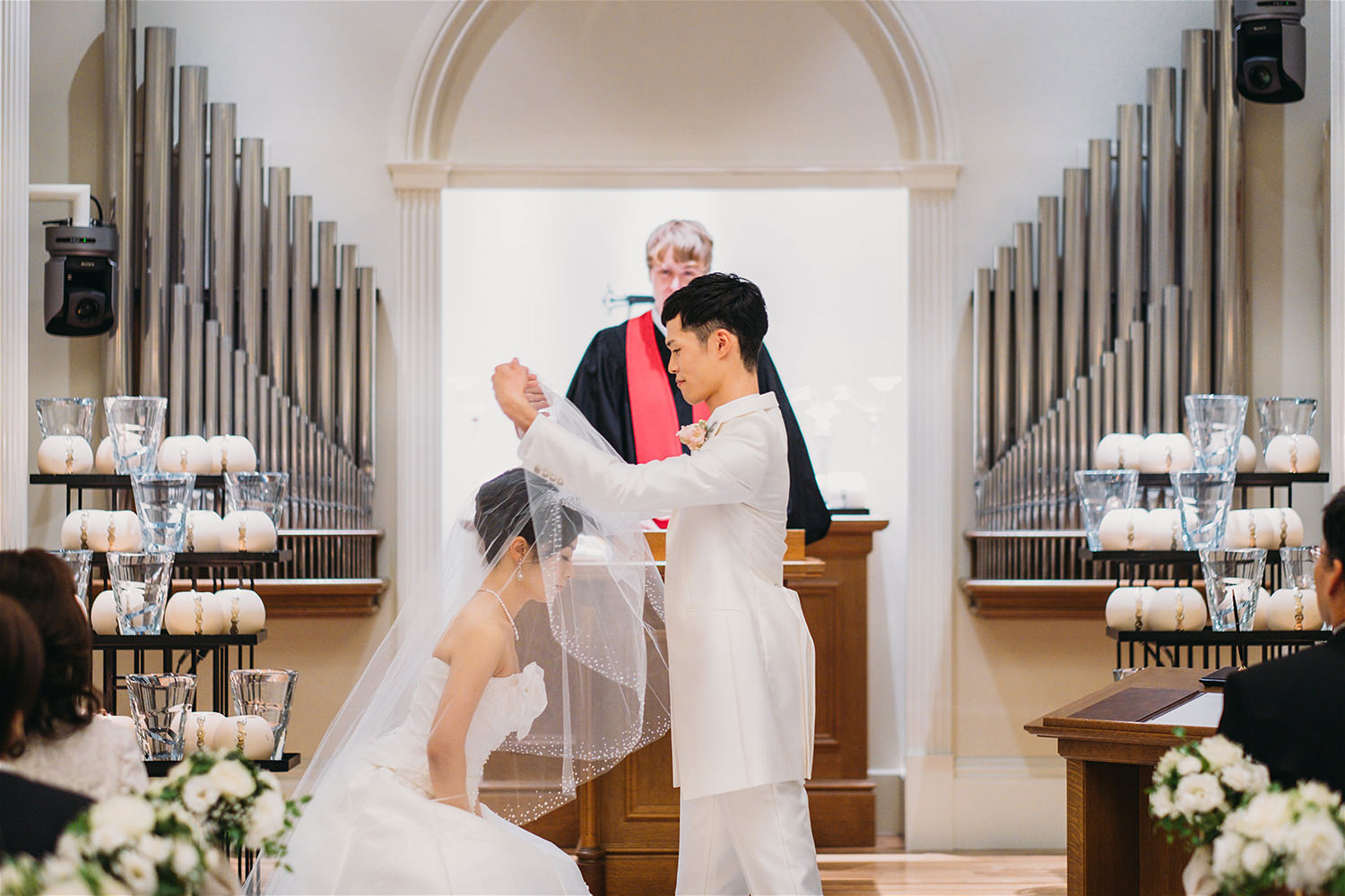 groom-unveiling-bride-at-church-in-osaka.jpg