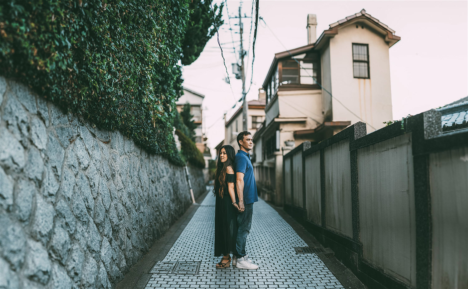 couple-back-to-back-in-street-kobe.jpg