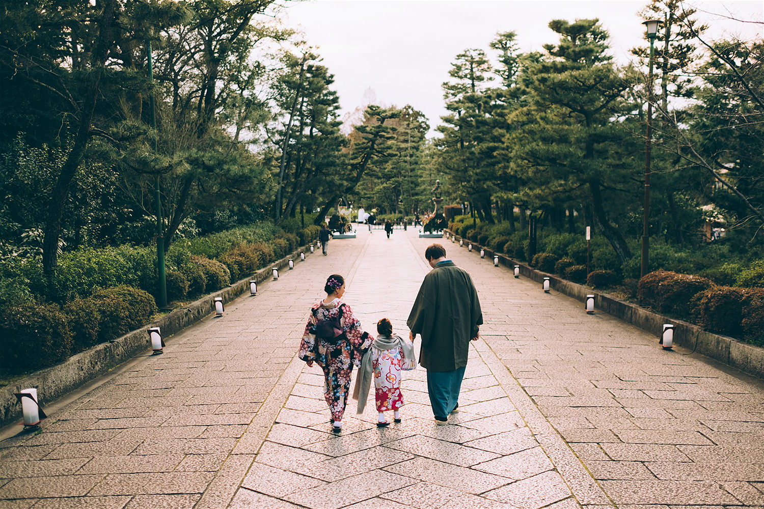 japanese-family-walking-in-kimono-gion.jpg