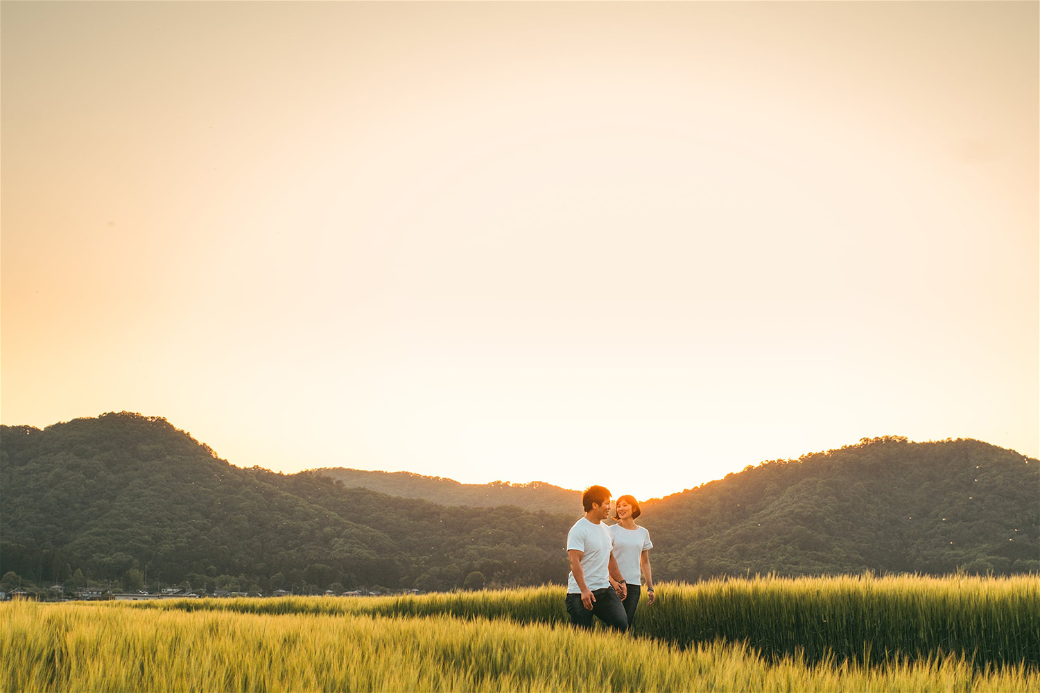 young-couple-walking-in-rice-field.jpg