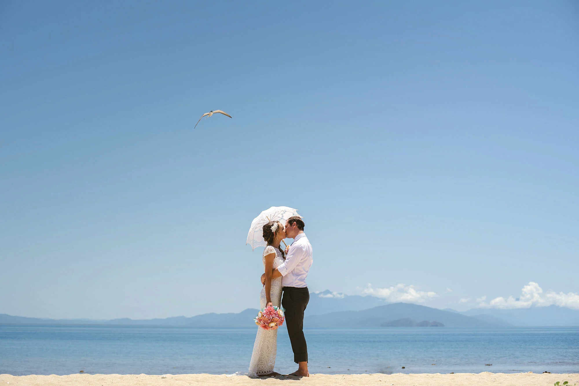 グレートバリアリーフに浮かぶ船の上でフォトウェディング ケアンズでの前撮り後撮り ウェディングフォト 海外挙式はスタジオエピック