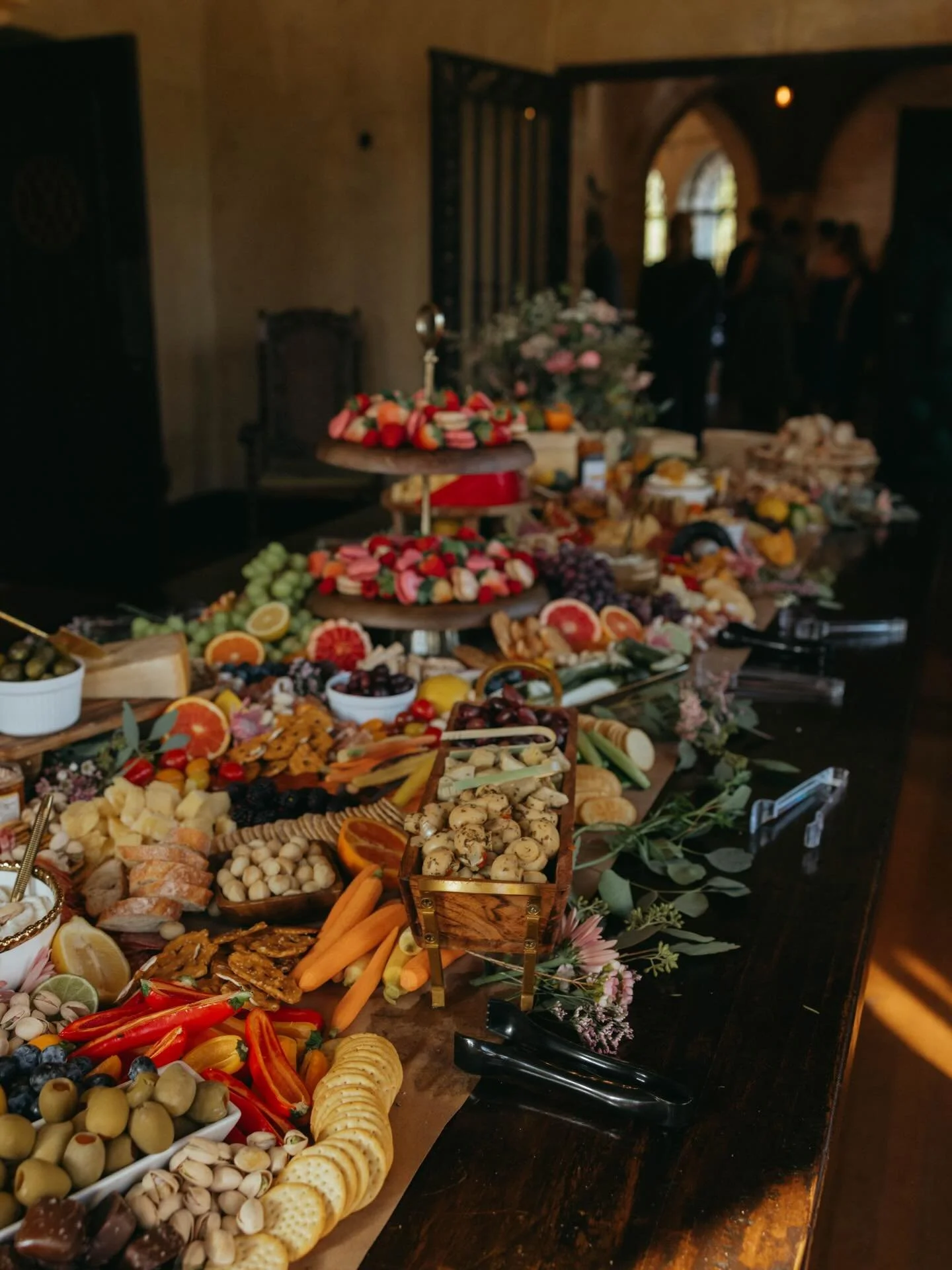The grazing board of all grazing boards 😍😍 

@thehoweymansion 
@asyouwish_fl 
@ua.imagery