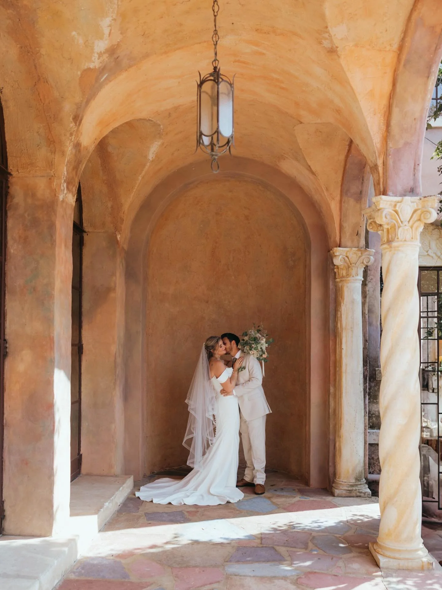 The 2026 wedding season is beginning so soon🥹🤍✨ excited to capture everyone&rsquo;s special days 

Venue: @thehoweymansion
Photography: @wanderlustcostudio
Planner/coordinator: @asyouwish_fl
Catering: @arthurscatering
DJ: @alistdj
Second photograph