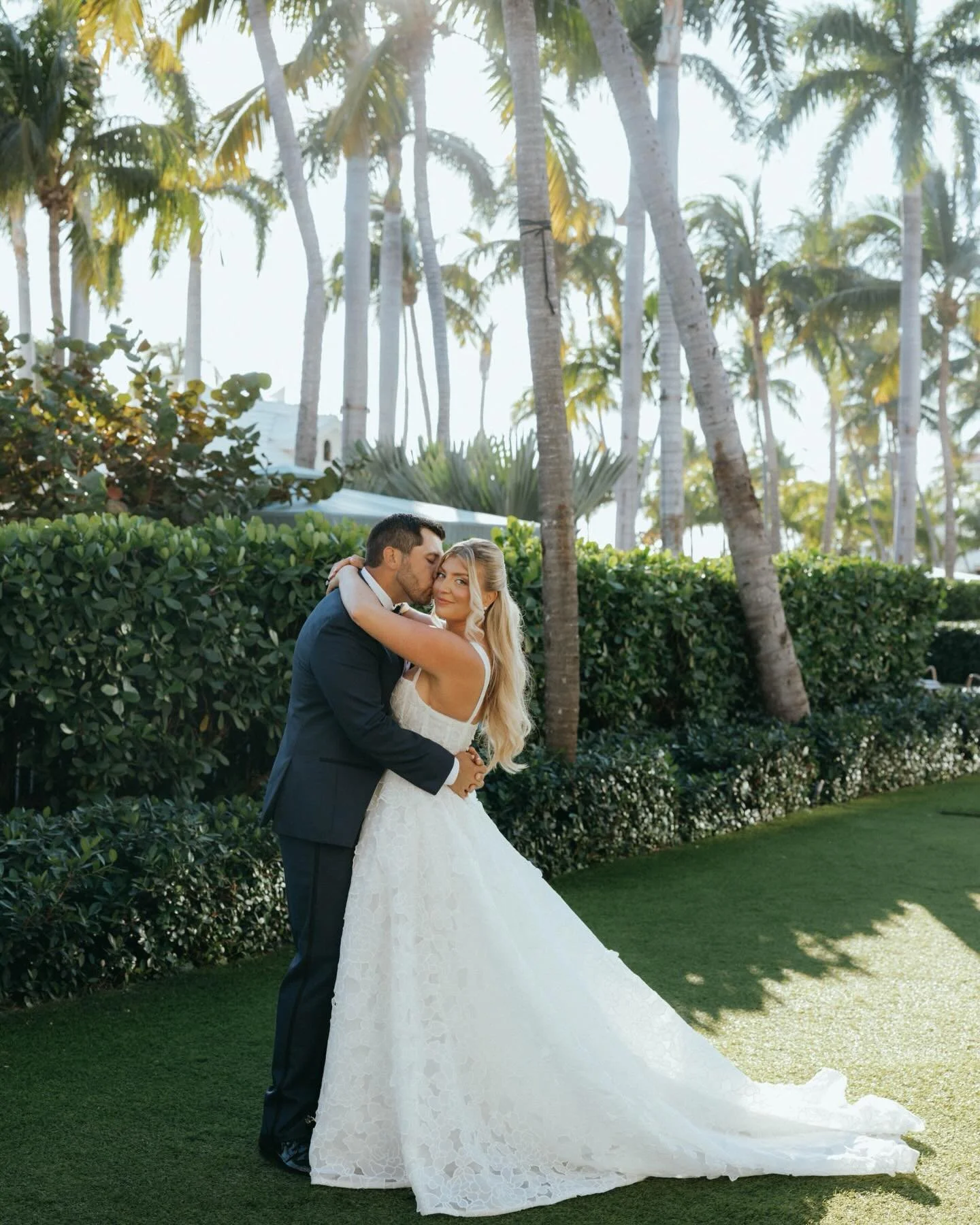 This dreamy intimate destination wedding celebrating Mr &amp; Mrs. Leyvas 🤍🌴✨

The amazing vendor team 
Venue @hemingwayhomeevents 
Venue @casamarinaresort 
Photography @wanderlustcostudio 
Hair and makeup @angelaartiles 
Florals @milan_event 
Rent
