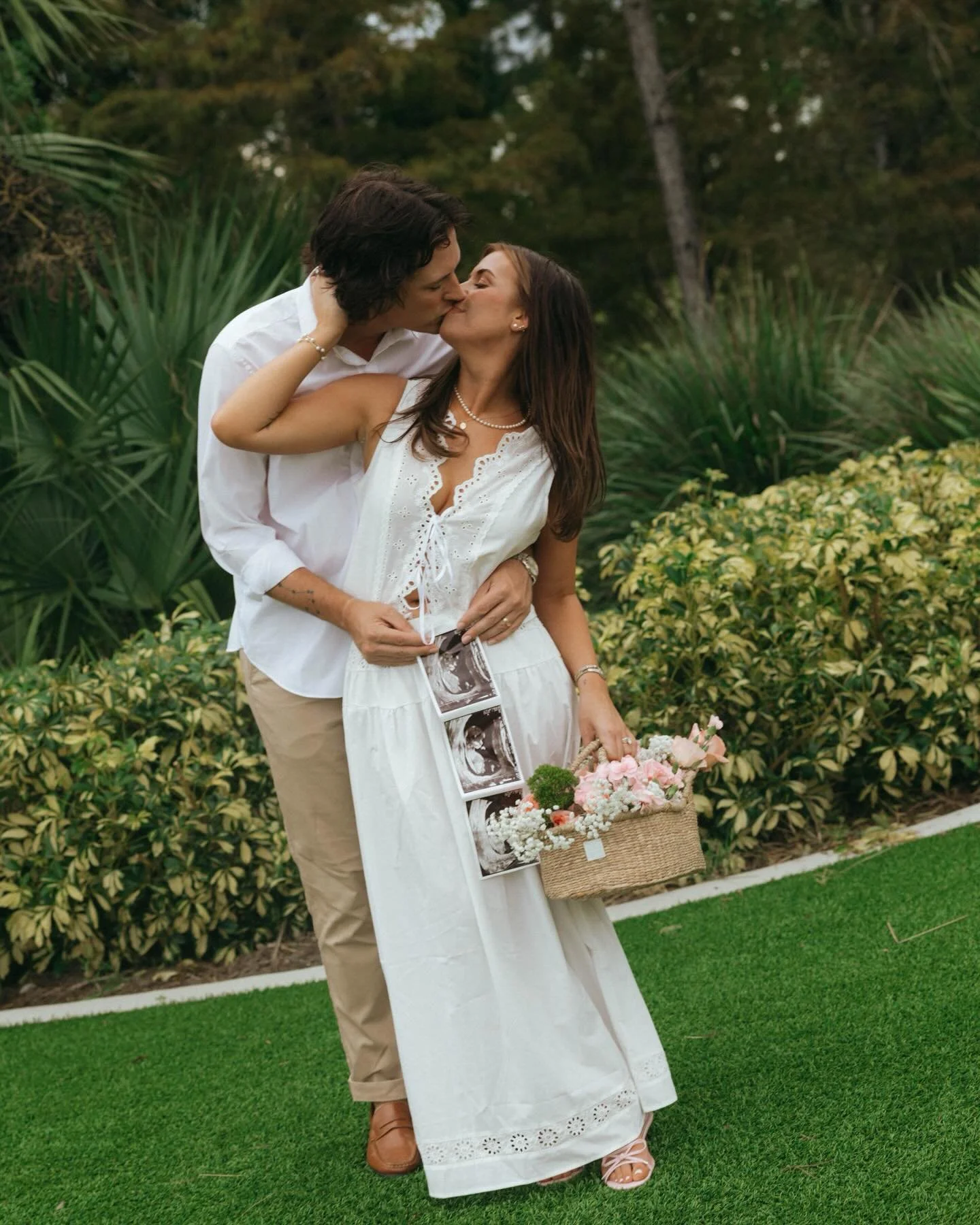 Honored to capture the beginning of their newest chapter. 🤍

#pregnancyannouncement #pregnancyphotoshoot #orlandophotographer #floridaphotographer #familyphoto