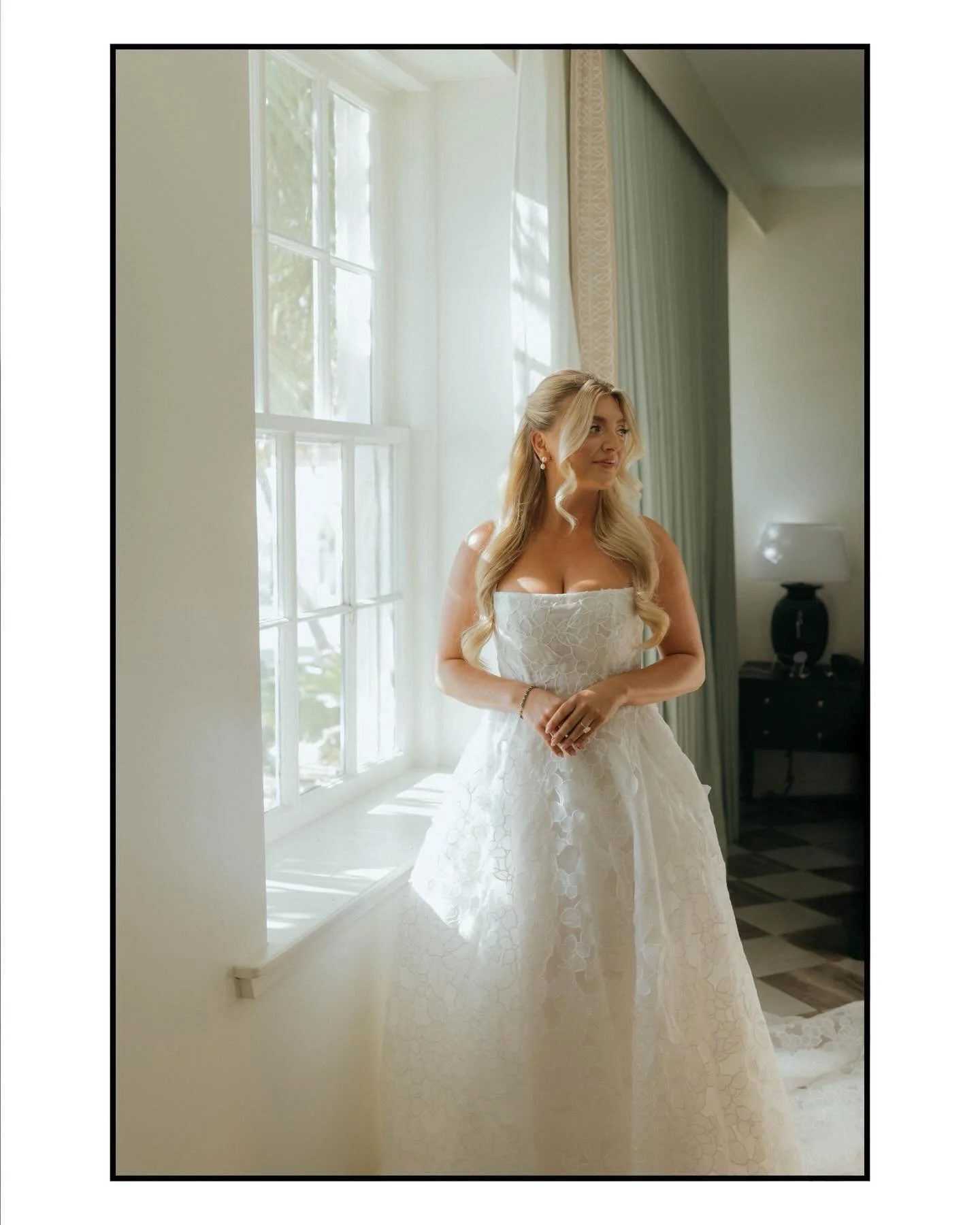 Quiet moments like this&hellip; There&rsquo;s something special about slow mornings the gentle anticipation, soft laughter, and love quietly filling the air. 🤍

#orlandoweddingphotographer #floridaengagementphotographer  #floridaweddingphotographer 