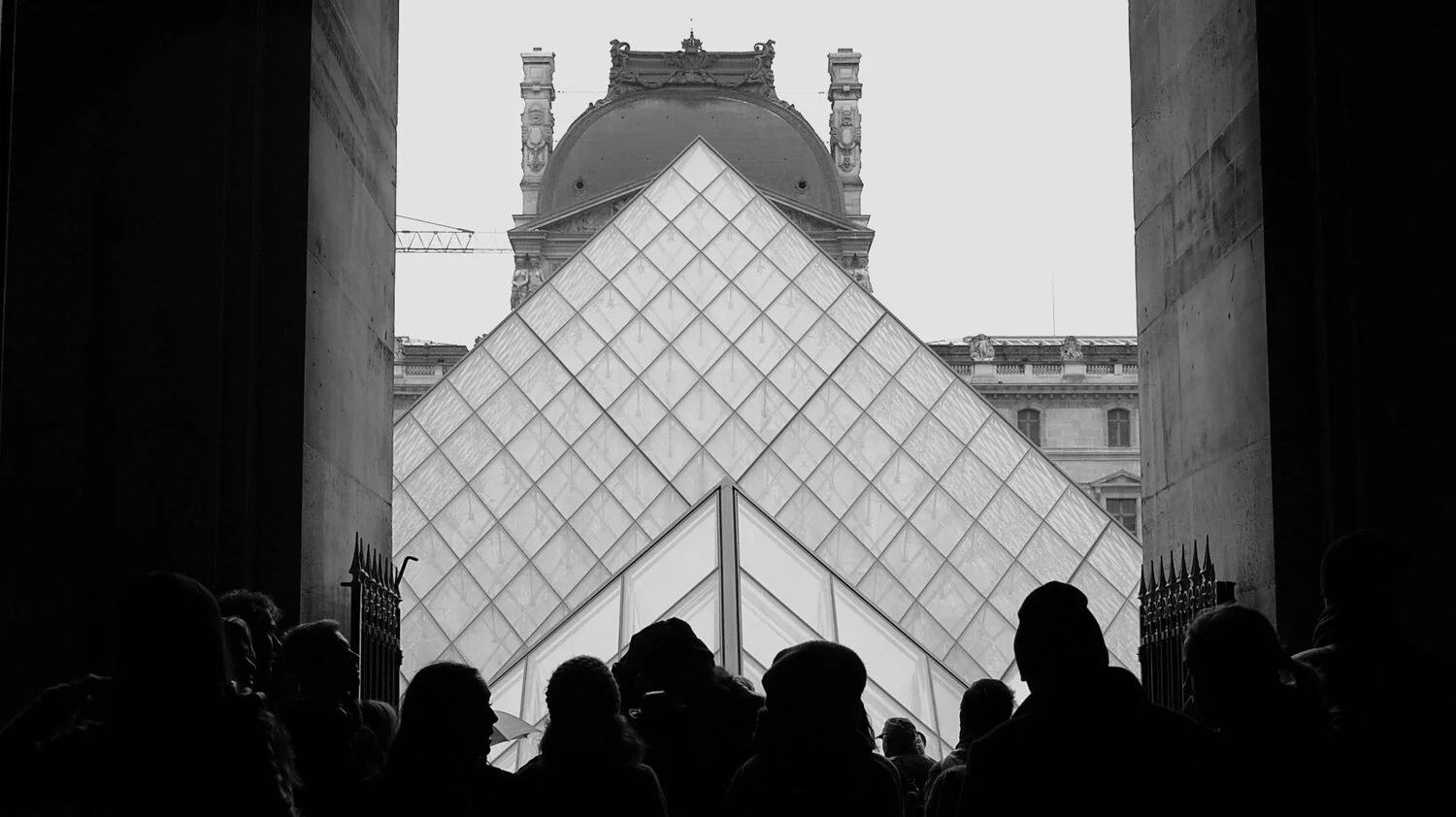 Black and white Louvre (2).jpg