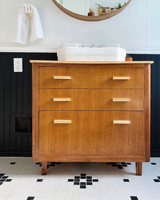A tiny upgrade to my humble bathroom. Some Before and after shots of the progress.
.
.
.
.
#sustainableremodel #diybathroom #bathroomdesign #bathroomremodel #bathroomrenovation #sneakpeak #interiordesignershome #vintagefinds #vintagebathroom #easyhom