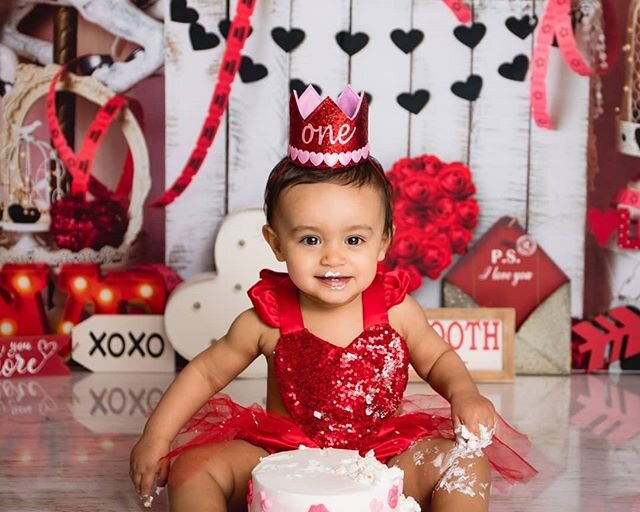 Such a perfect cake smash for this Valentine's baby!  And the cake was amazing - Donna B's (owned by Great Dane Baking Company) always does an incredible  job creating these little masterpieces!!! Swipe to see the cake in its entirety!!!