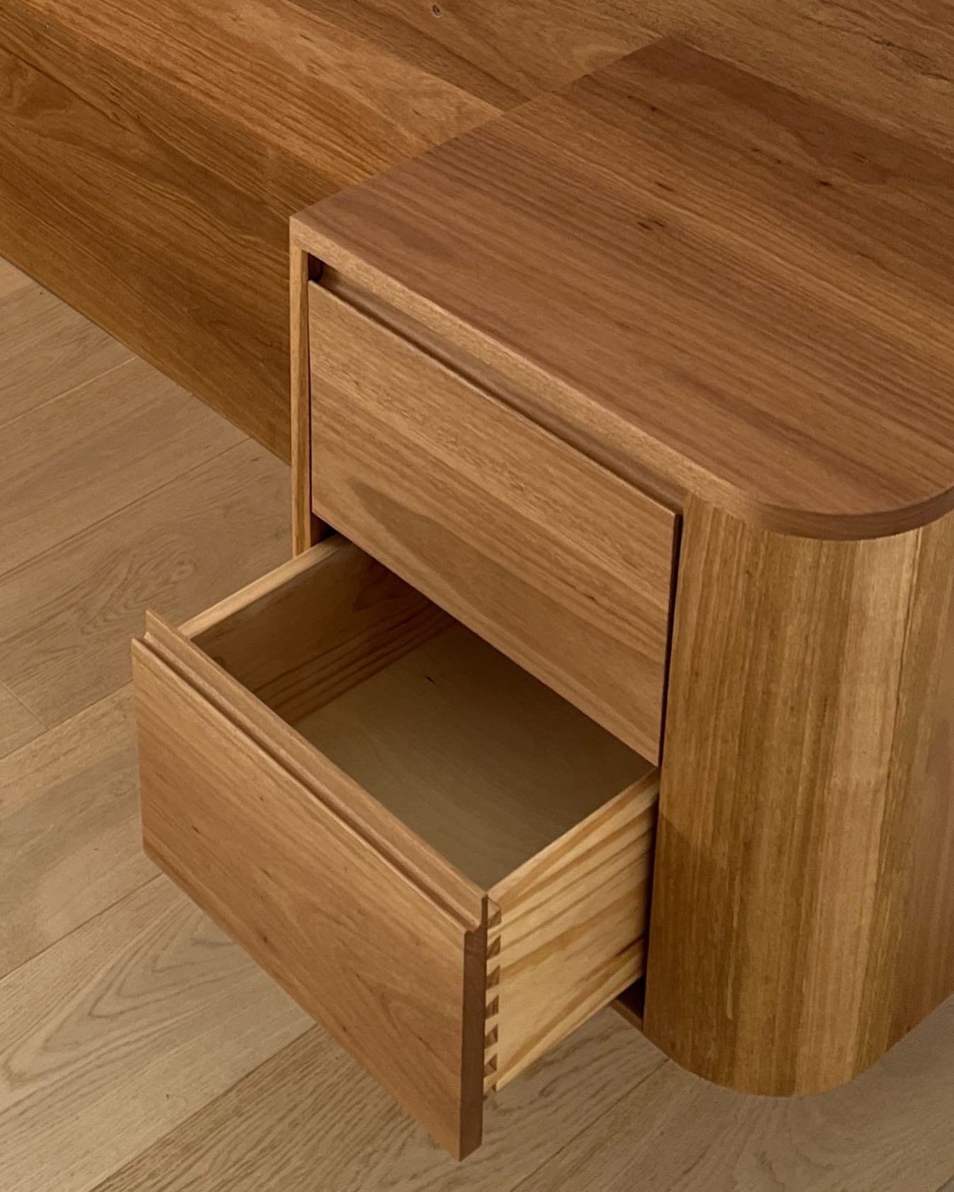 Custom bedhead with built-in curved bedsides 

#furniture #furnituredesign #finefurniture #customfurniture #custommadefurniture #timberfurniture #sydneyfurniture #furnituremaker #timber #woodwork #handmade #bespoke #australianmade #bedhead #bed #timb