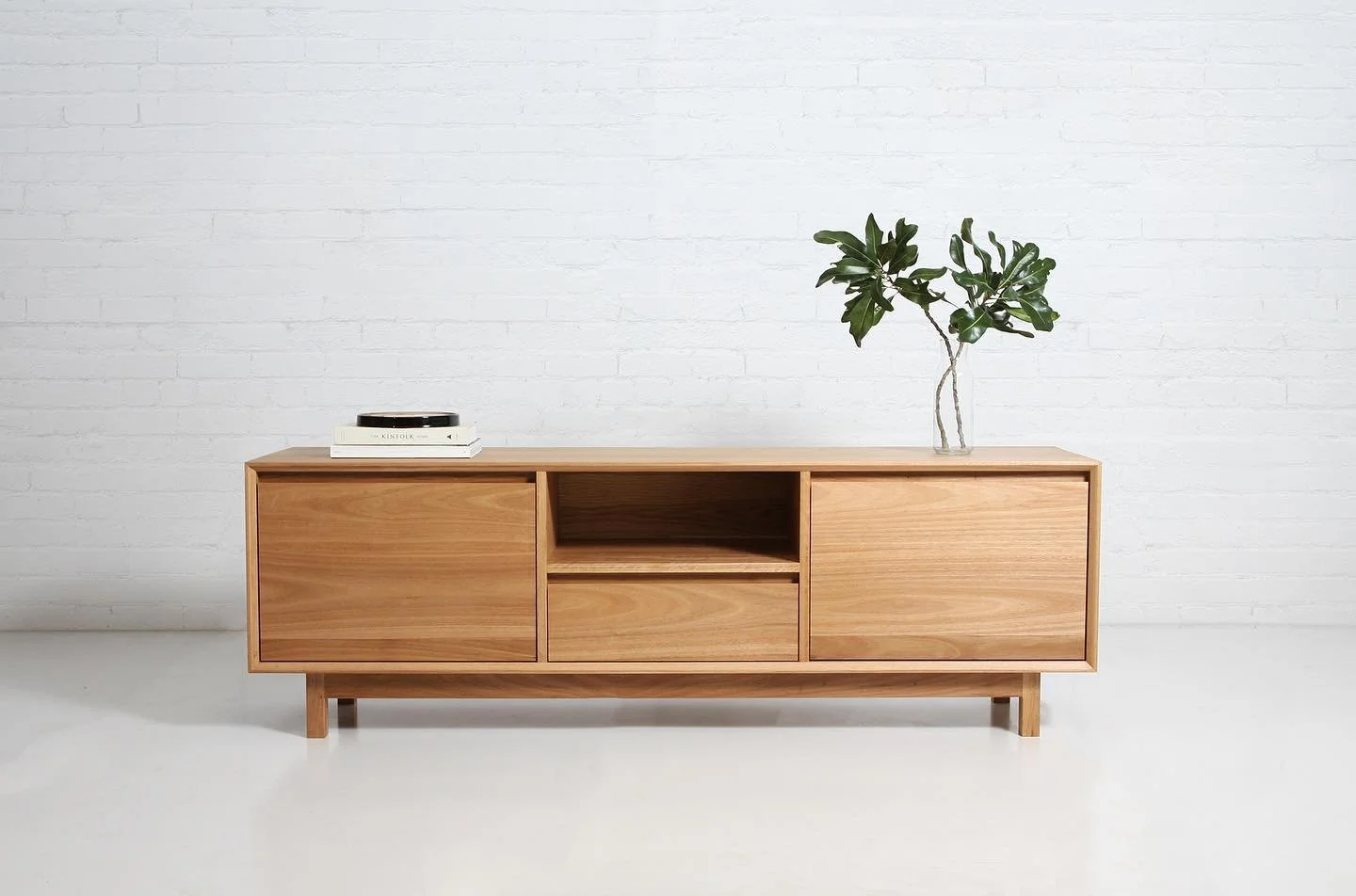The new BAYLEY ENTERTAINMENT UNIT - custom made to order, available in a range of sizes and timber options.

#furniture #furnituredesign #finefurniture #customfurniture #custommadefurniture #timberfurniture #sydneyfurniture #furnituremaker #timber #w