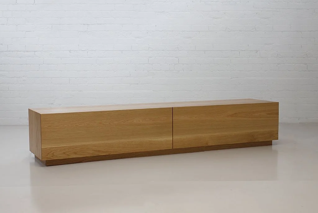 Low lying cabinet in American Oak - Custom made to order 

#furniture #furnituredesign #finefurniture #customfurniture #custommadefurniture #timberfurniture #sydneyfurniture #furnituremaker #timber #woodwork #handmade #bespoke #australianmade #americ