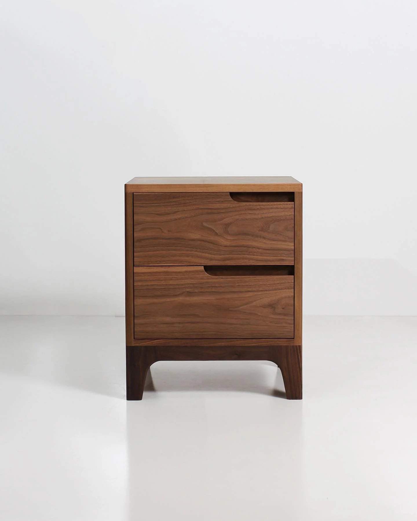 The Marley Bedside - available custom made in you chosen timber and measurements - pictured in beautiful American Walnut 

#furniture #furnituredesign #finefurniture #customfurniture #custommadefurniture #timberfurniture #sydneyfurniture #furniturema