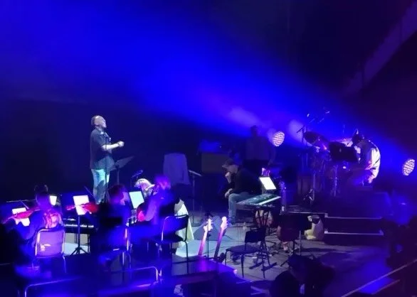 Hur ser en konsert ut n&auml;r man sj&auml;lv st&aring;r mitt i k&ouml;ren? Ungef&auml;r s&aring;h&auml;r 😁

H&auml;r &auml;r tre &ouml;gonblick f&aring;ngade av v&aring;ra k&ouml;rmedlemmar sj&auml;lva, mitt bland r&ouml;ster, musik och allt det d&