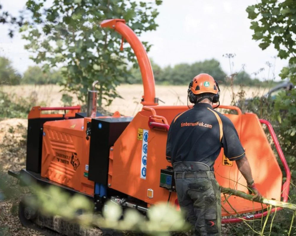 Timberwolf-TW-280TFTR-Tracked-Wood-Chipper-feeding-awkard-brash-large-feed-funnel-900x600-1000x800.jpg