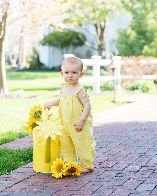 Spring time with @littlepoppyjean #babygirl #instababy #flowergirl #birthdaysession #familyphotography