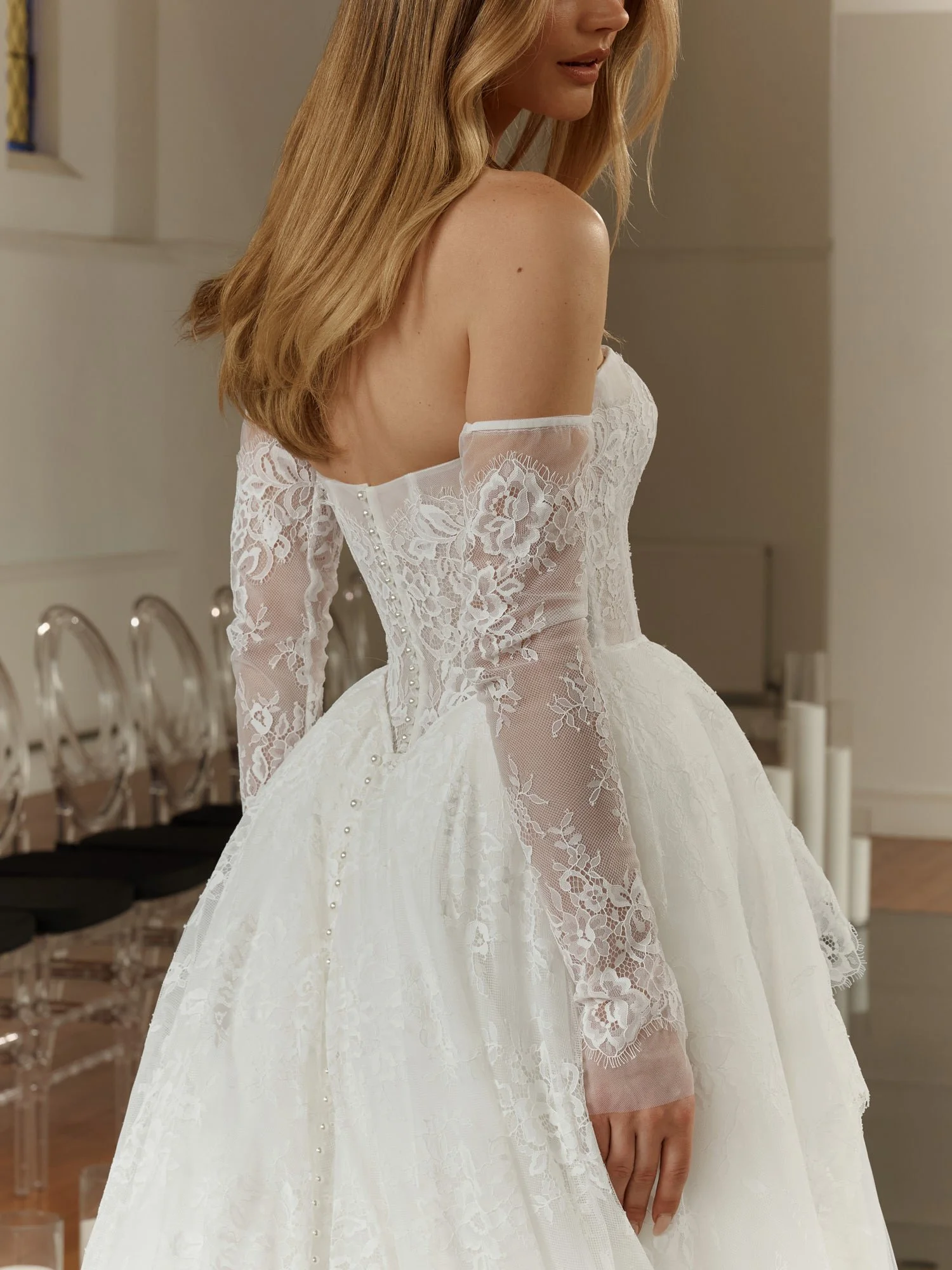 ARIANA_EY764_4.jpg