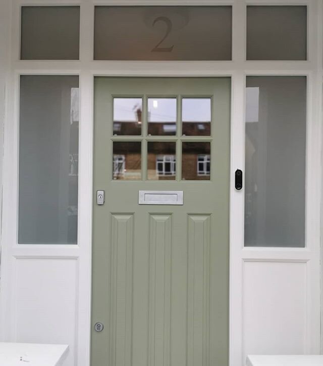 Bespoke front door and frame in Sapele hardwood for one of our clients in Twickenham. Hand painted in F&amp;B Linchen green. 💥#Homerenovations #homerenovationsuk #frontdoor #carpentry #joinery #farrowandball #eralocks #bricklaying #construction #bui