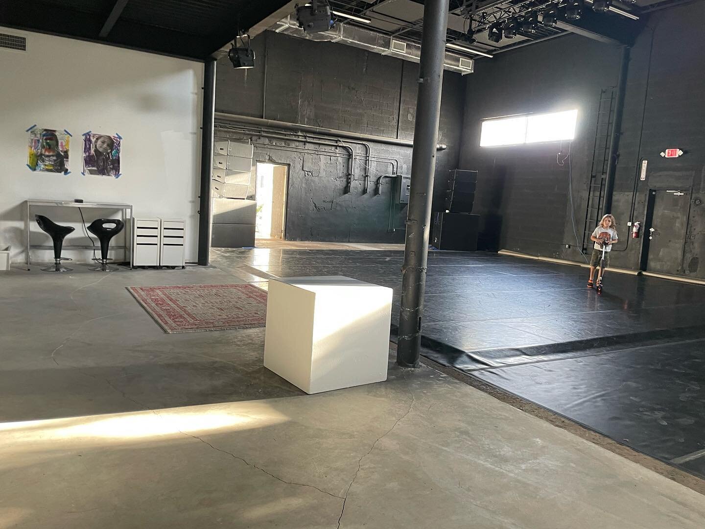 Creative inkub8tor flexible space available to rent for Video Shoot
Production Rental
Photo Shoot
Meeting Space
Pop up  Art Gallery
Film Screening
Private Events
Workshops:  dance | theatre | sound art
Lab performances 
Artist Residencies