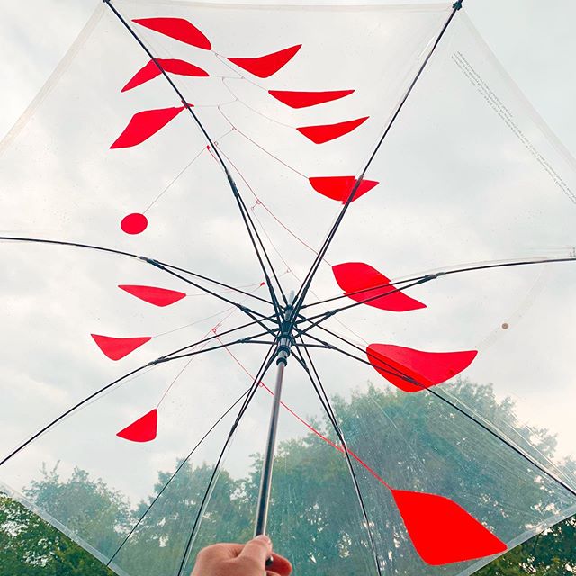 ☂ Perfect umbrella for the rainy welcome banquet of @smarthistory_official media training. ☂ Can you name the artist whose bold red work is seemingly dangling overhead? ☂ #arthistorytrivia