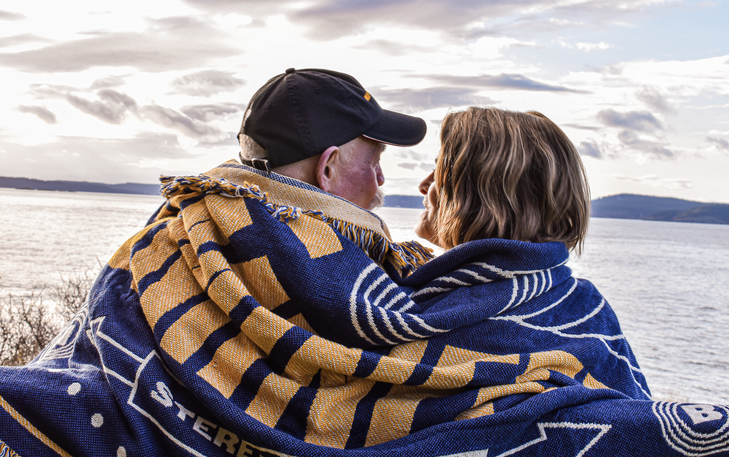 What Role Do Custom Cotton Woven Blankets Play in Hospitality and Athletic Supply Chains?