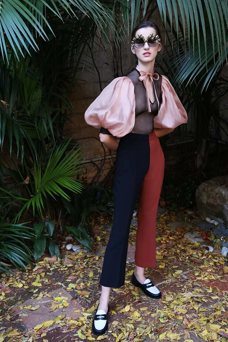  Blusa BIANCA (650€), pantalón TAJ MAHAL bicolor (480€) 