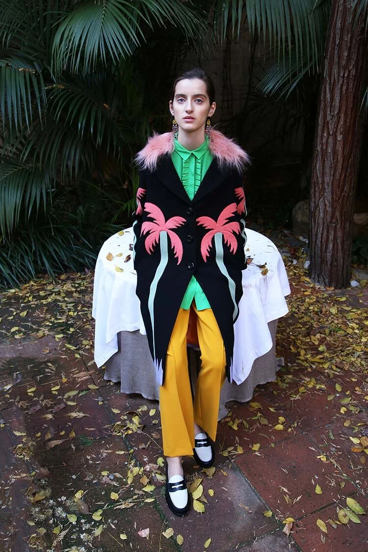  Abrigo BLACK PALM MOTEL (1800€), blusa CEYLAN (520€), pantalón TAJ MAHAL (480€), pendientes PANDORA (190€) 