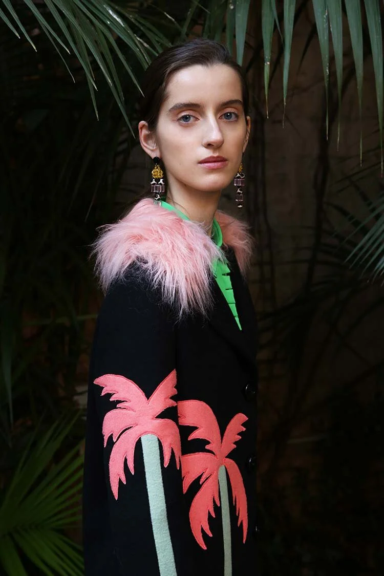  Abrigo BLACK PALM MOTEL (1800€), blusa CEYLAN (520€), pendientes PANDORA (190€) 