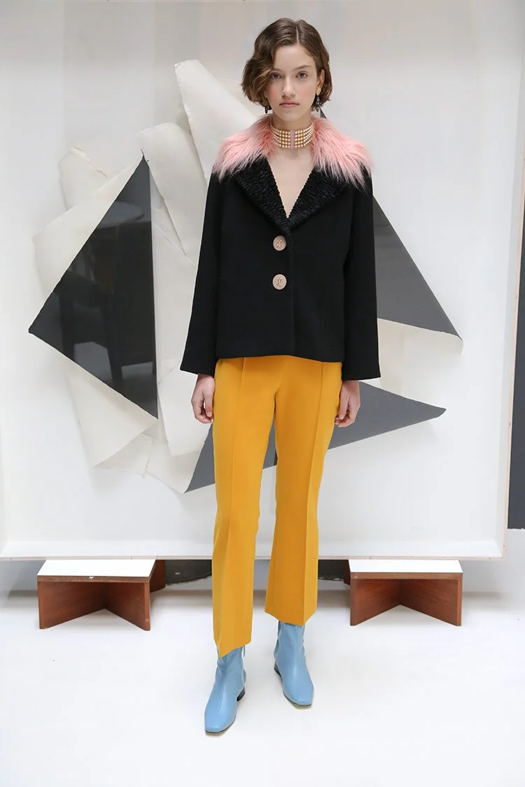 Chaquetón Marylebone - Negro con cuello de pelo rosa