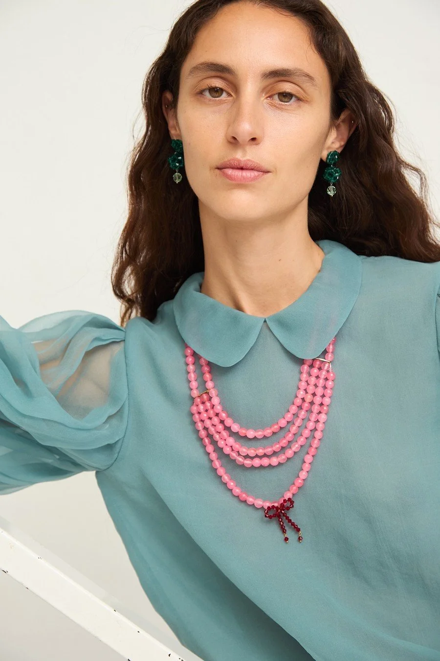 Lydia-Delgado-Blusa-Verouschka-Collar-Maharani-Pendientes-Shiny.jpg