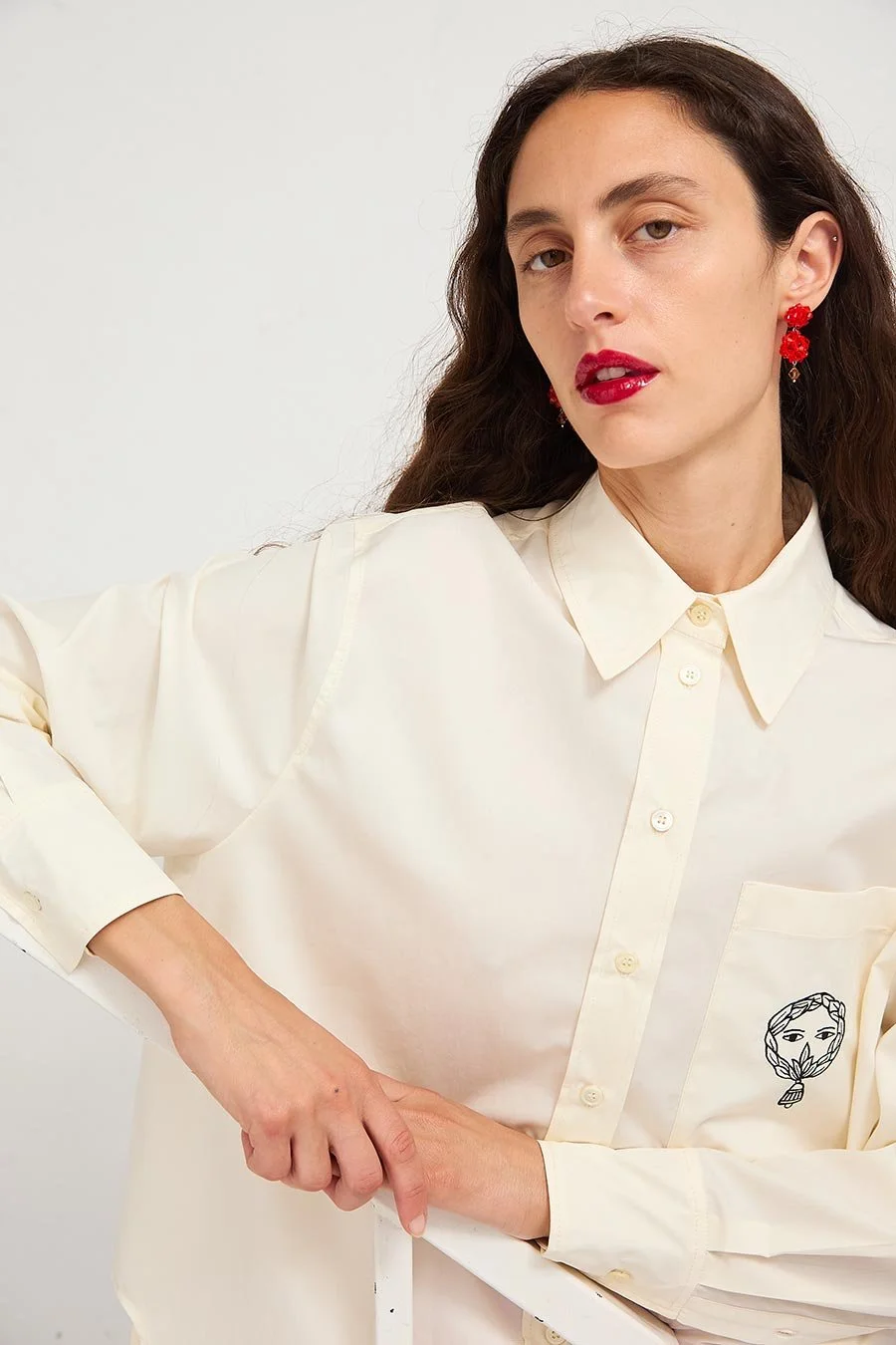 Lydia-Delgado-Camisa-Hydra-Pendientes-Shiny-2.jpg