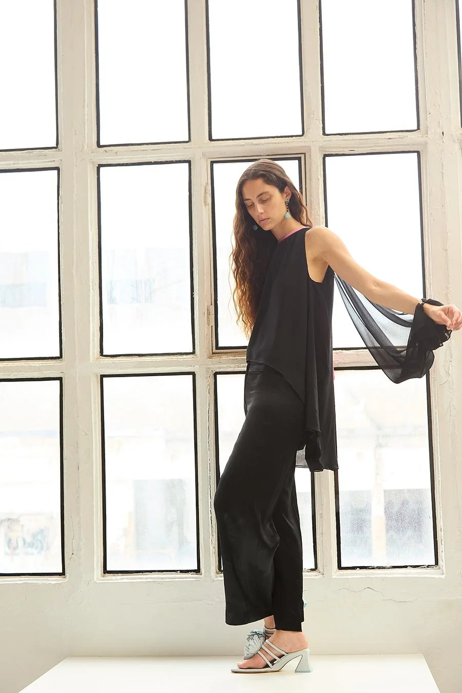 Lydia-Delgado-Top-Atenea-Pantalon-Tokyo-Pendientes-La-Boule-5.jpg