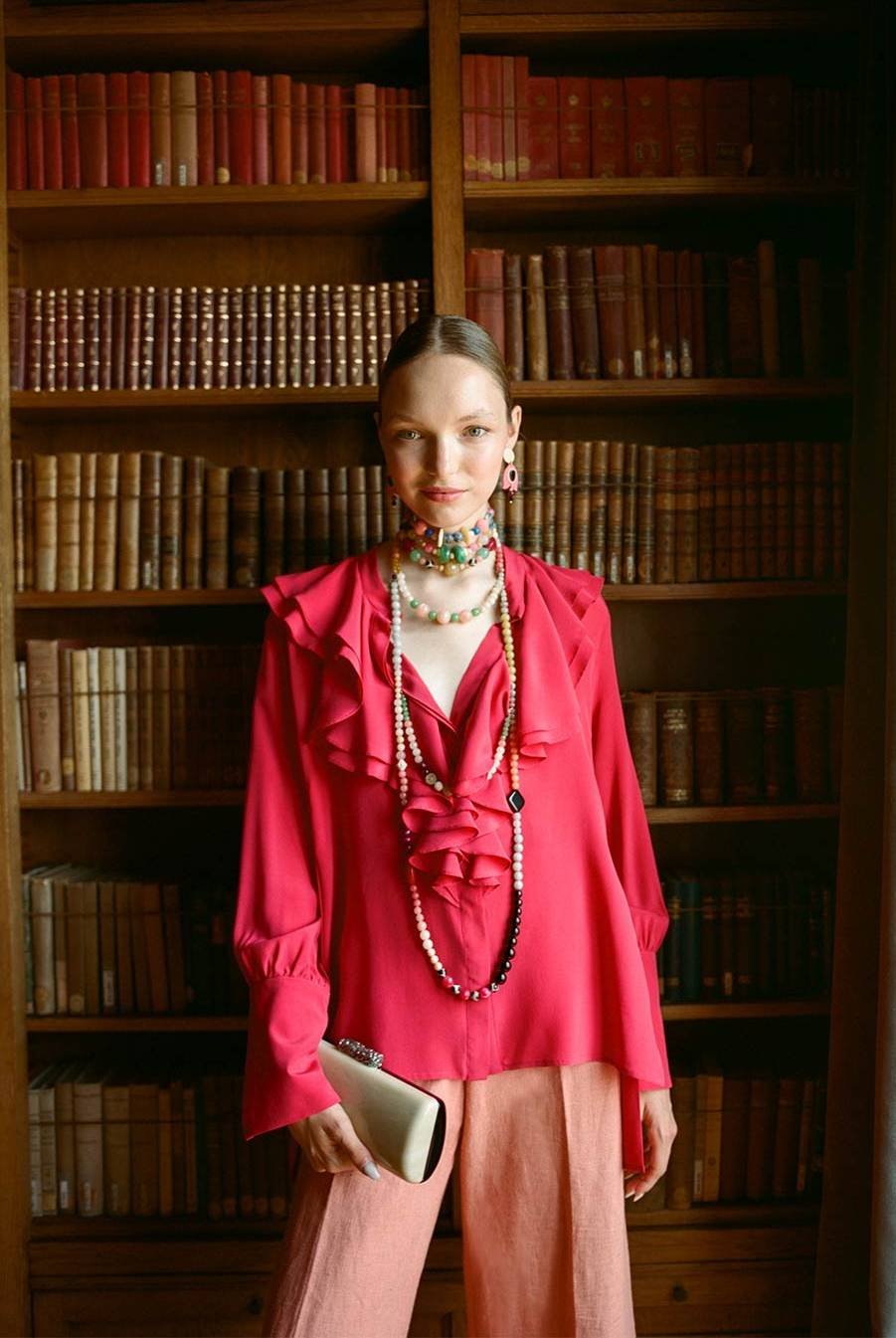 Lydia-Delgado-Blusa-Long-Island-II-Pantalon-Costa-Collar-Aloha-Gargantilla-Frida-Pendientes-Cora-Cartera-Honolulu.jpg