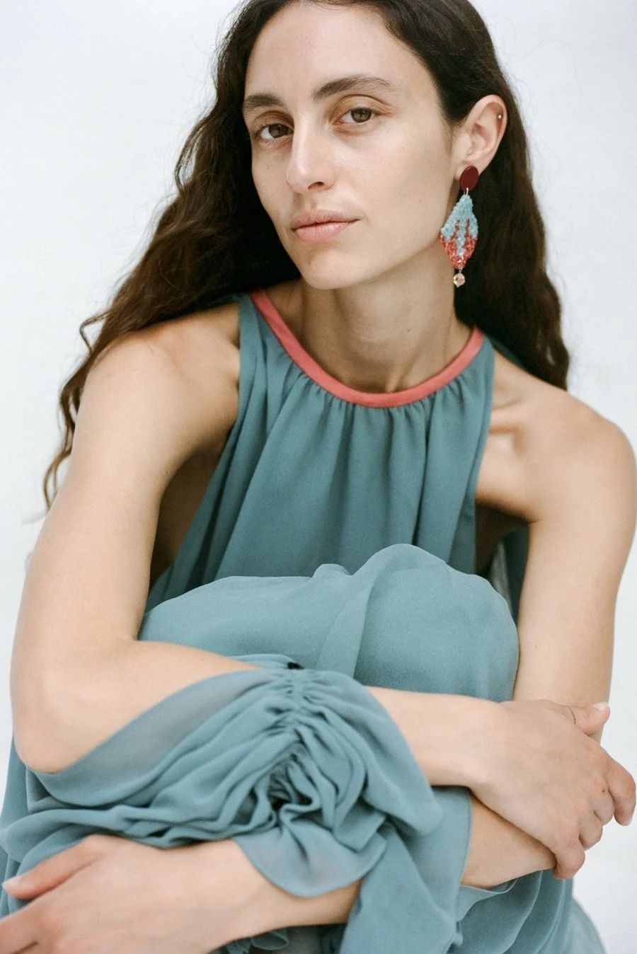 Lydia-Delgado-Top-Atenea-Falda-Eleonora-Pendientes-Minerva_.jpg