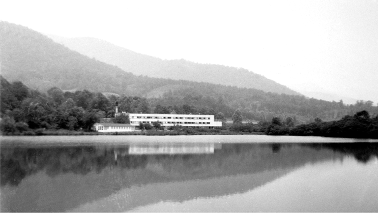 Campus de Black Mountain College junto al lago en Carolina del Norte