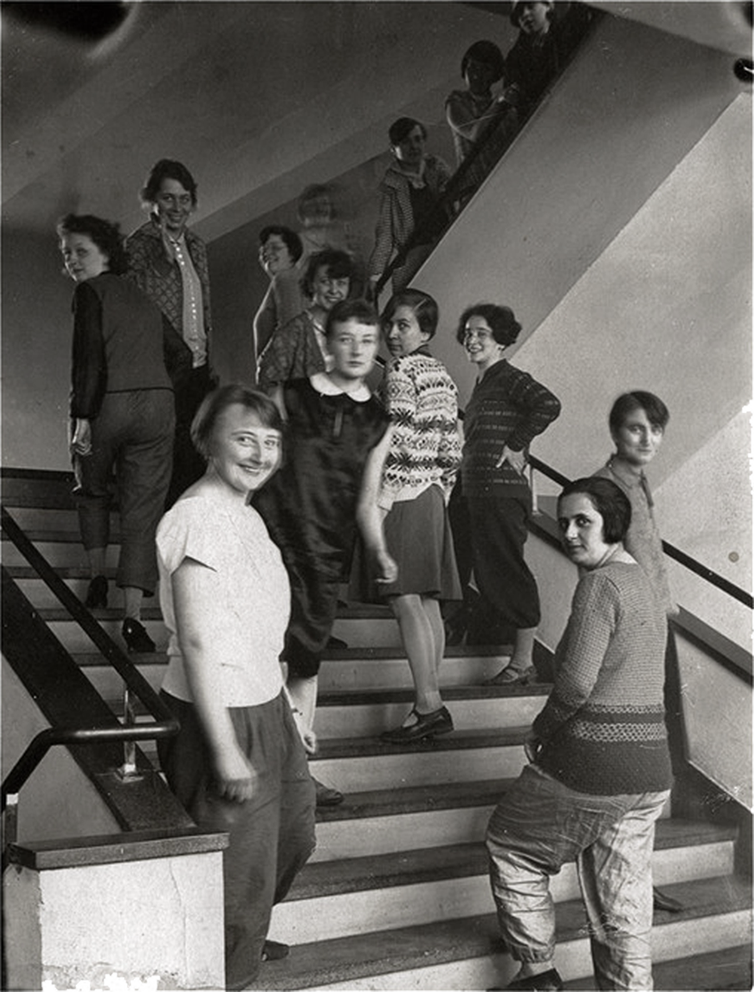 Mujeres estudiantes de la Bauhaus reunidas en una escalera de la escuela