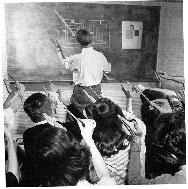 Josef Albers impartiendo una clase de dibujo y percepción visual
