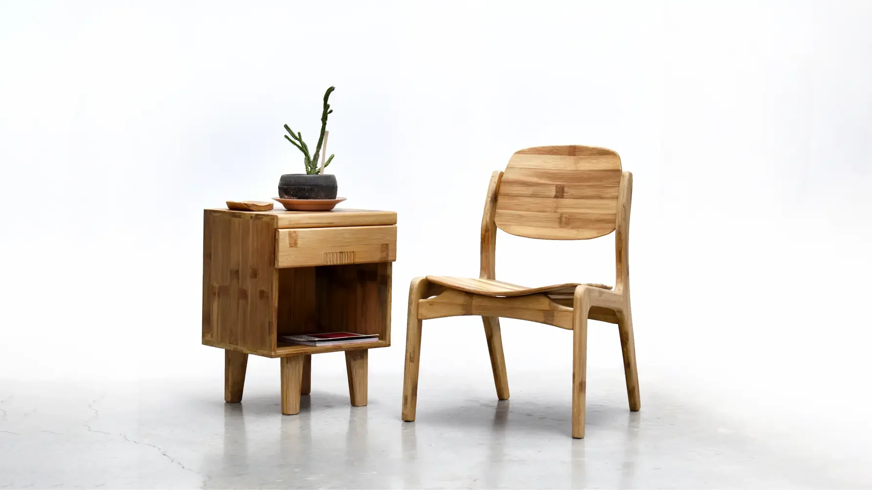Silla Danesa I y Buró Primavera, muebles de bambú de Bamburen