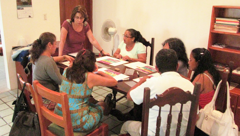 Figura 4 . Miriam Chacón (de pie), líder en Galápagos del Programa de Educación para la Sostenibilidad en Galápagos, facilita un Círculo de Aprendizaje con docentes de Santa Cruz. Foto: Archivos Programa ESG
