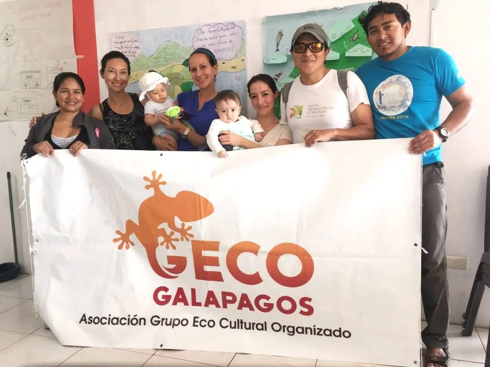 Figura 1 . La Asociación GECO se ha logrado sostener por más de 10 años como un colectivo que busca inspirar el cambio social desde un enfoque interdisciplinario. En la foto, de izquierda a derecha: Daniela Chalén, Leidy Apolo, Ashleigh Klingman, Carolina Velasteguí, José Guerrero y Roberto Vera. Foto: GECO