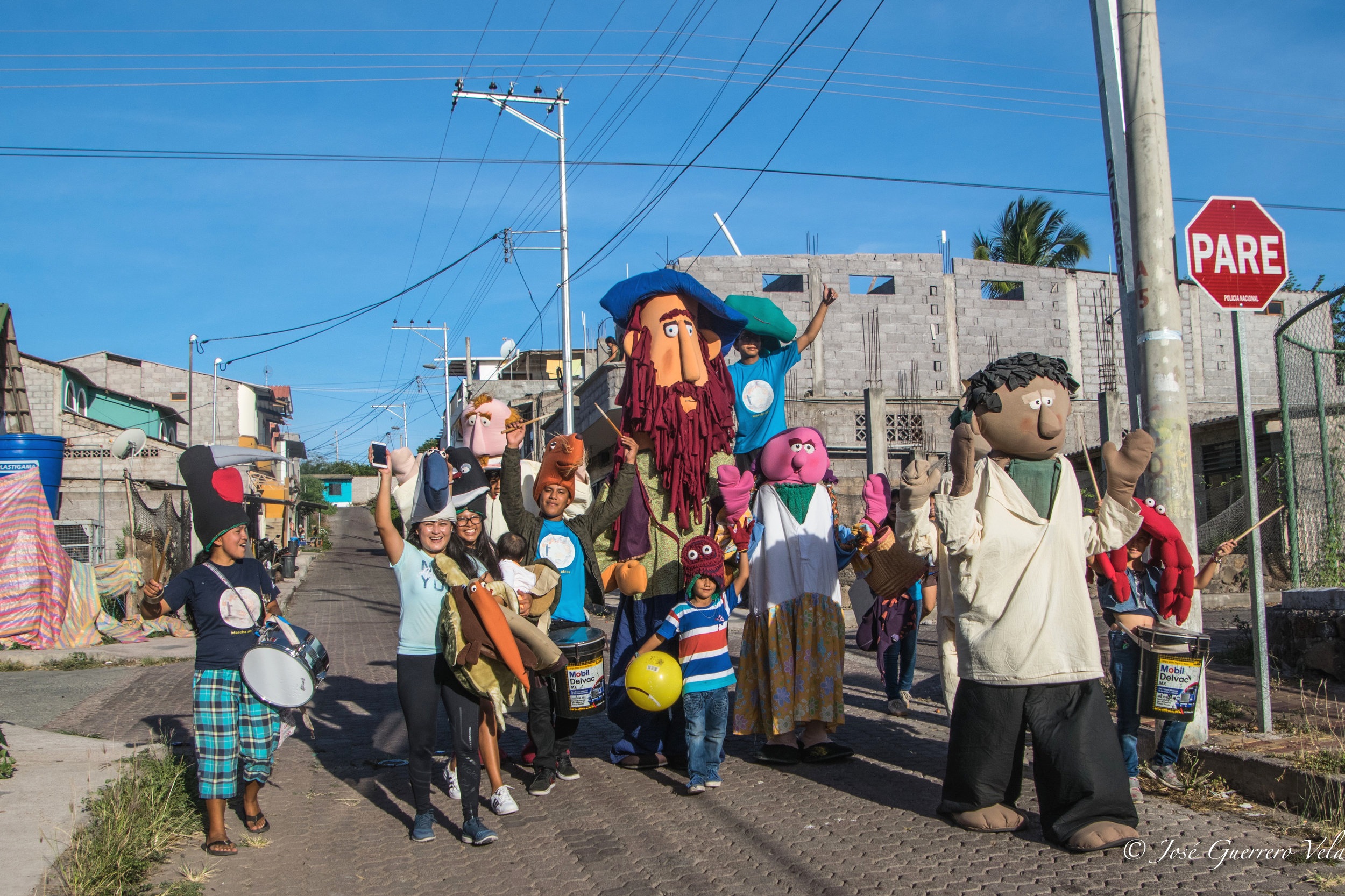 Figura 4 . Grupo ALIVE y GECO poniendo en marcha la obra de teatro con títeres gigantes en las calles de San Cristóbal. Foto: José Guerrero