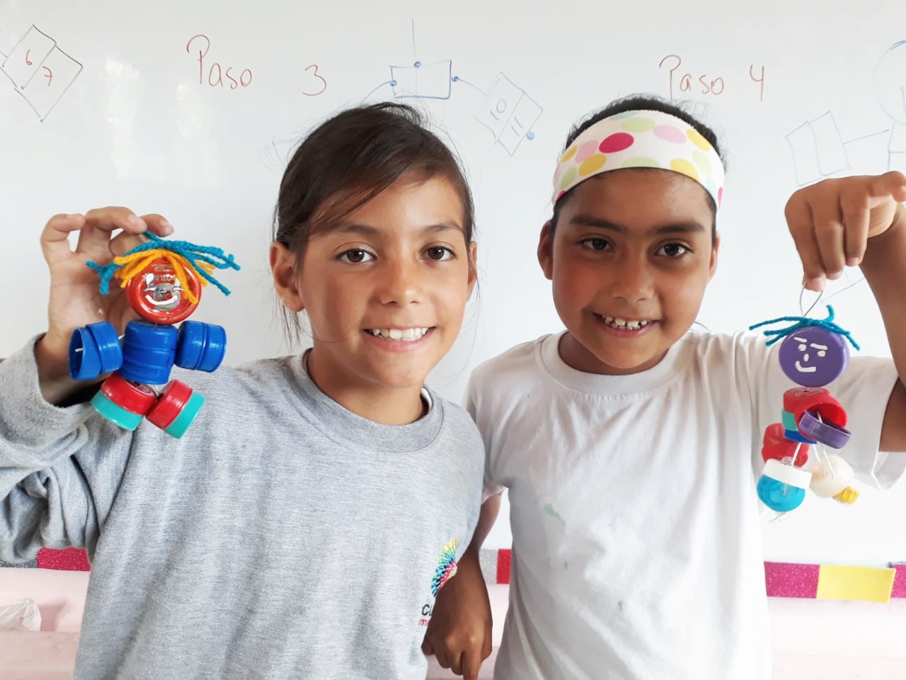 Figura 5 . Estudiantes de San Cristóbal participando de los talleres educativos con el muñeco Tapín. Foto: Carolina Velasteguí.