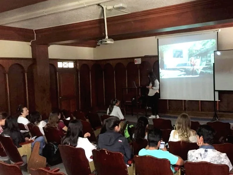 Figura 4 . La pasante Gabriela expone a su clase de veterinaria acerca del rol de los veterinarios en la conservación. Foto: Darwin Animal Doctors