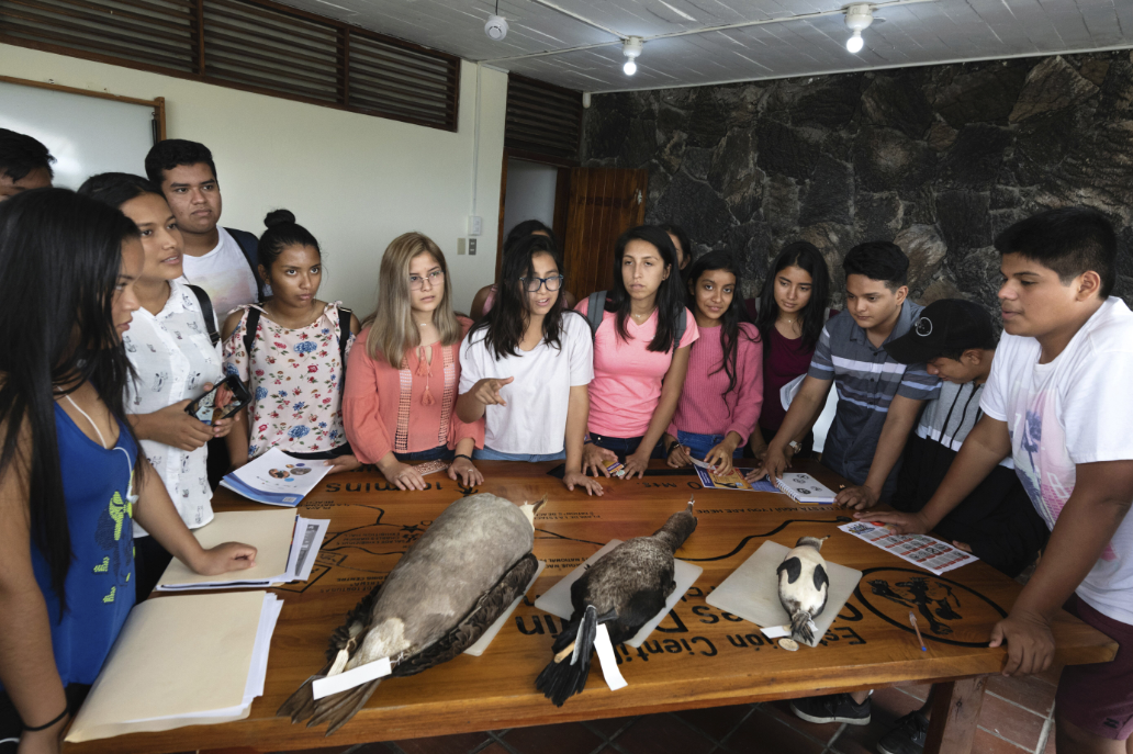 Figura 15 . Charla científica sobre aves marinas en la Fundación Charles Darwin. Foto: Diego Bermeo