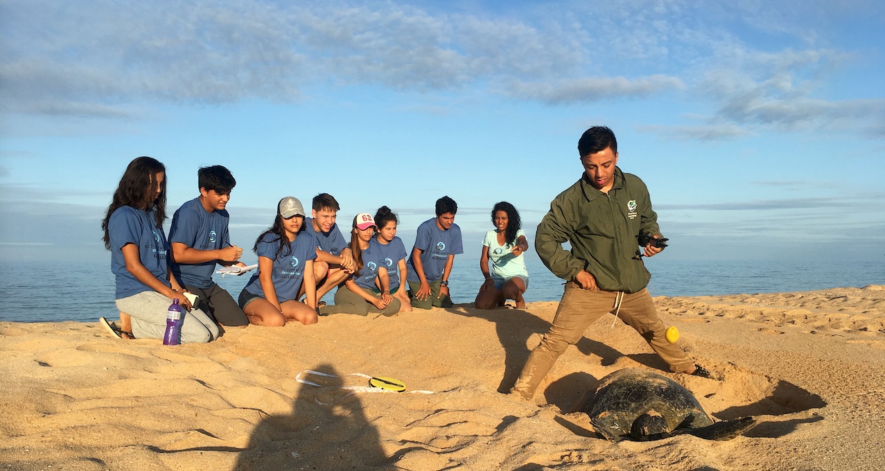 Figura 9 . Miembros del club de ecología de EPI recibiendo entrenamiento en el monitoreo de tortugas marinas. Foto: archivo EPI
